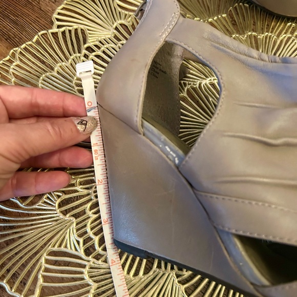 Seychelles Taupe Wedge Booties - Picture 5 of 7